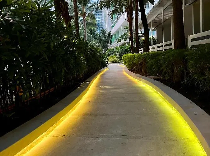 Azure Bahamas Tower W/ Balcony Wifi & Netflix 4*