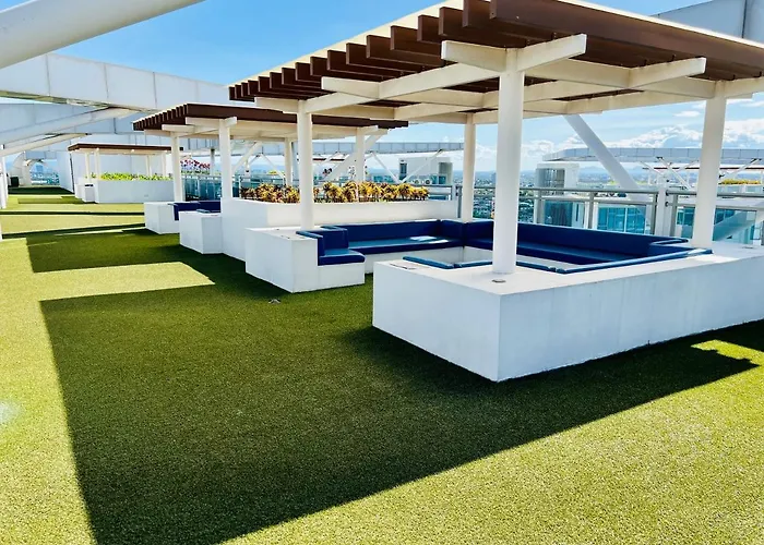 Azure Bahamas Tower W/ Balcony Wifi & Netflix
